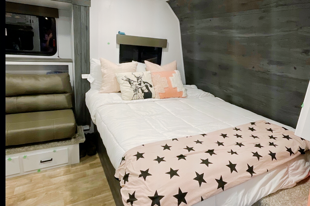 Sasha's Keystone Hideout Travel Trailer *new upgraded mattress*