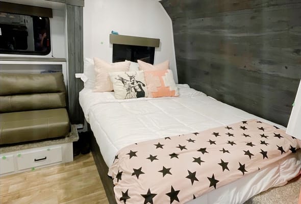 Sasha's Keystone Hideout Travel Trailer *new upgraded mattress*