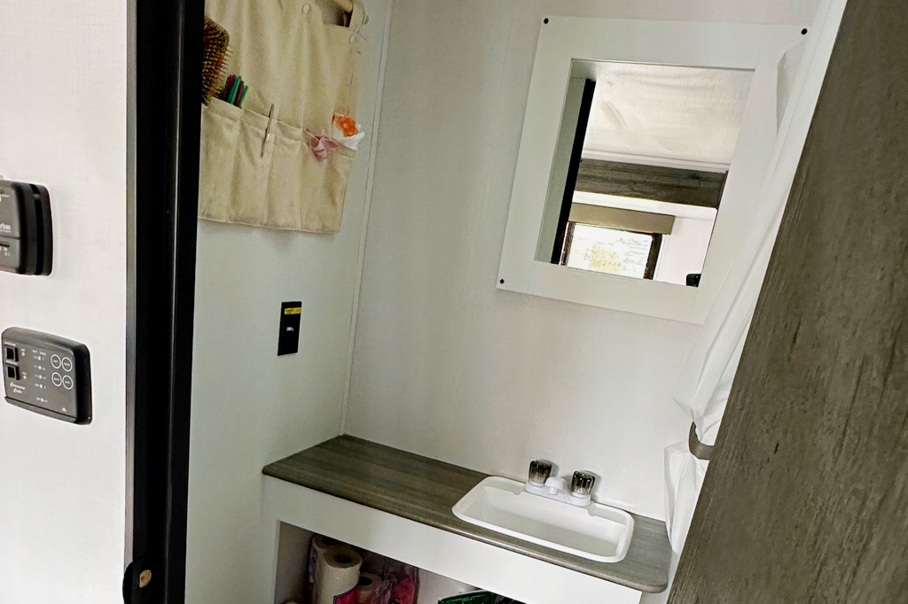 Sasha's Keystone Hideout Travel Trailer *new upgraded mattress*