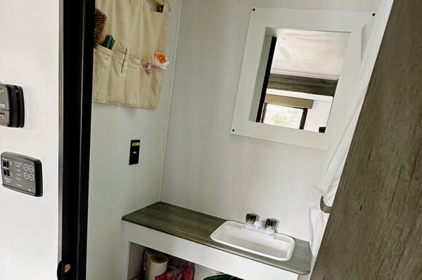 Sasha's Keystone Hideout Travel Trailer *new upgraded mattress*