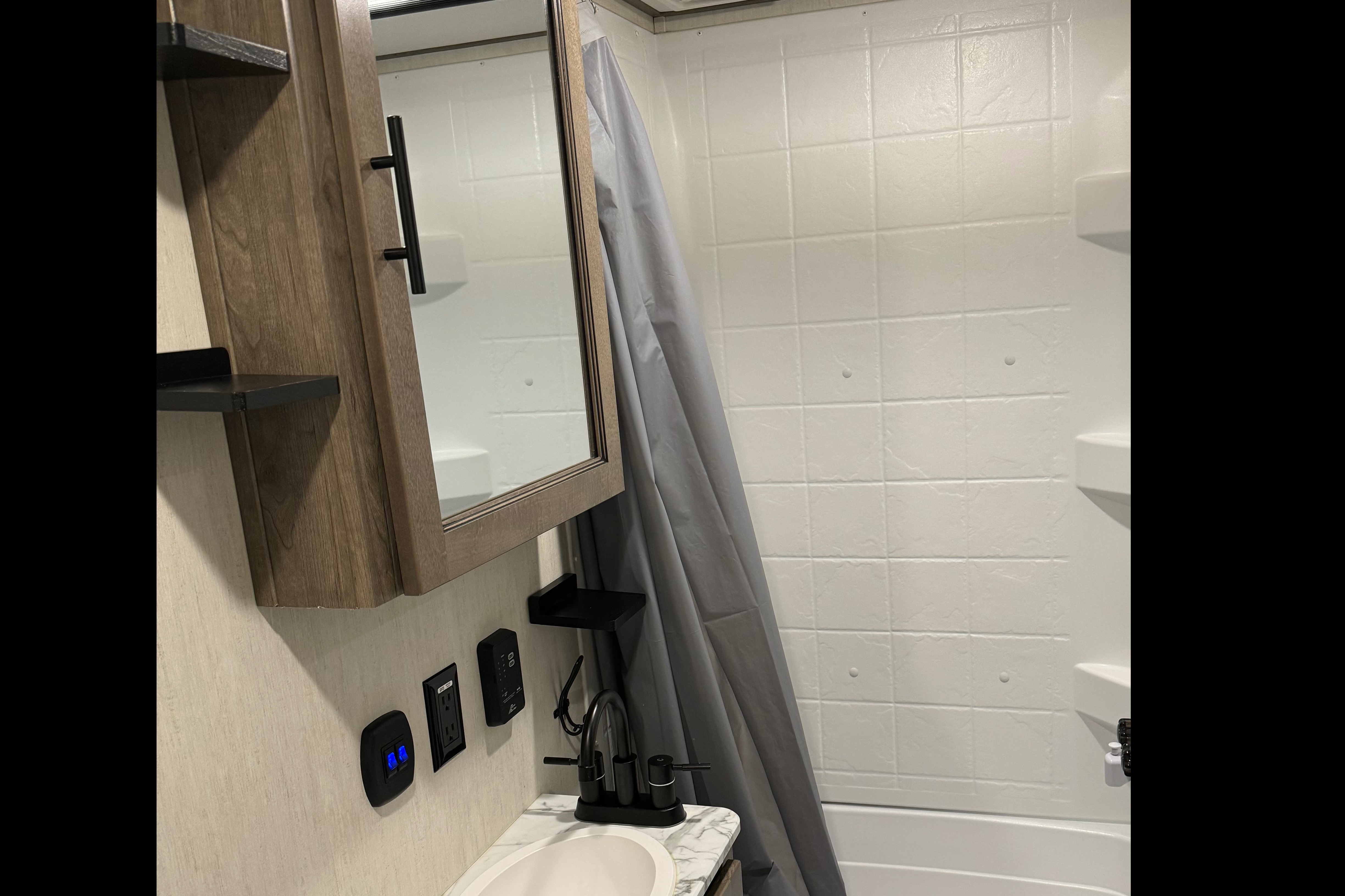 The Traveling Bed’r! 2 Bathroom Sabre