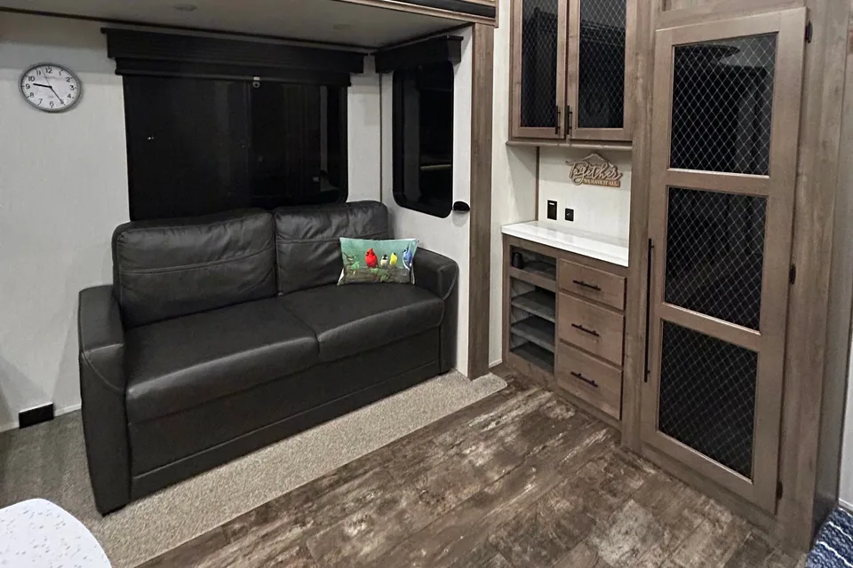 The Traveling Bed’r! 2 Bathroom Sabre