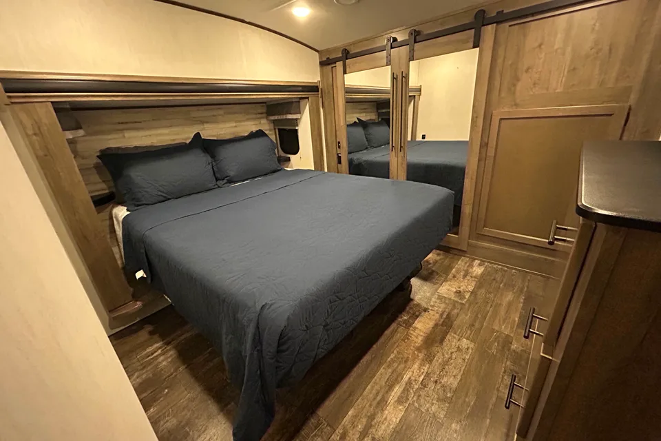 The Traveling Bed’r! 2 Bathroom Sabre