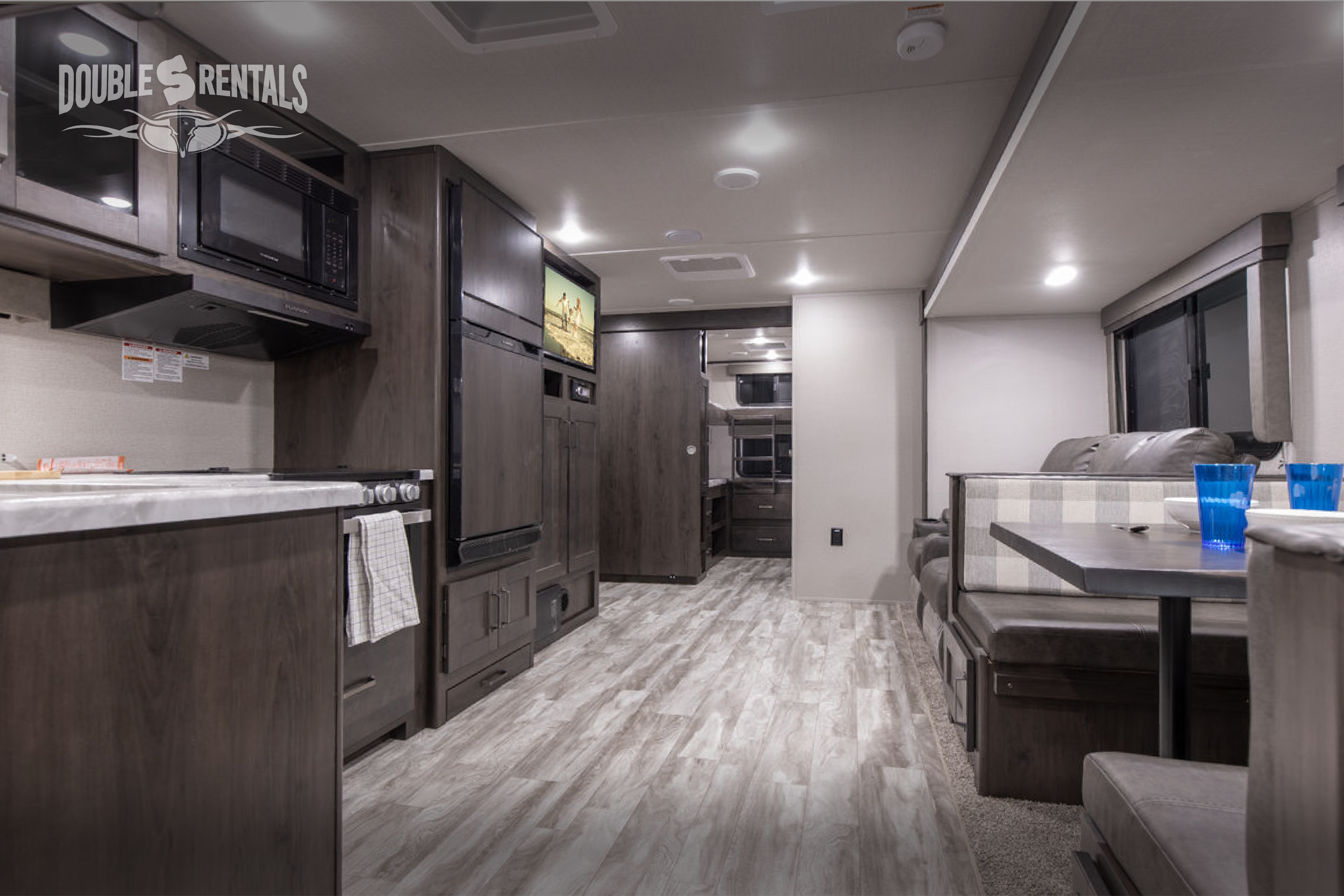 TRANSCEND BH w/ QUAD BUNKS, 1.5 BATHS, THEATER SEATING & DINETTE