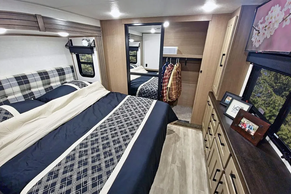 DURANGO 2 Bedrooms & 2 FULL Bath Bunkhouse w/ Outdoor Kitchen!!
