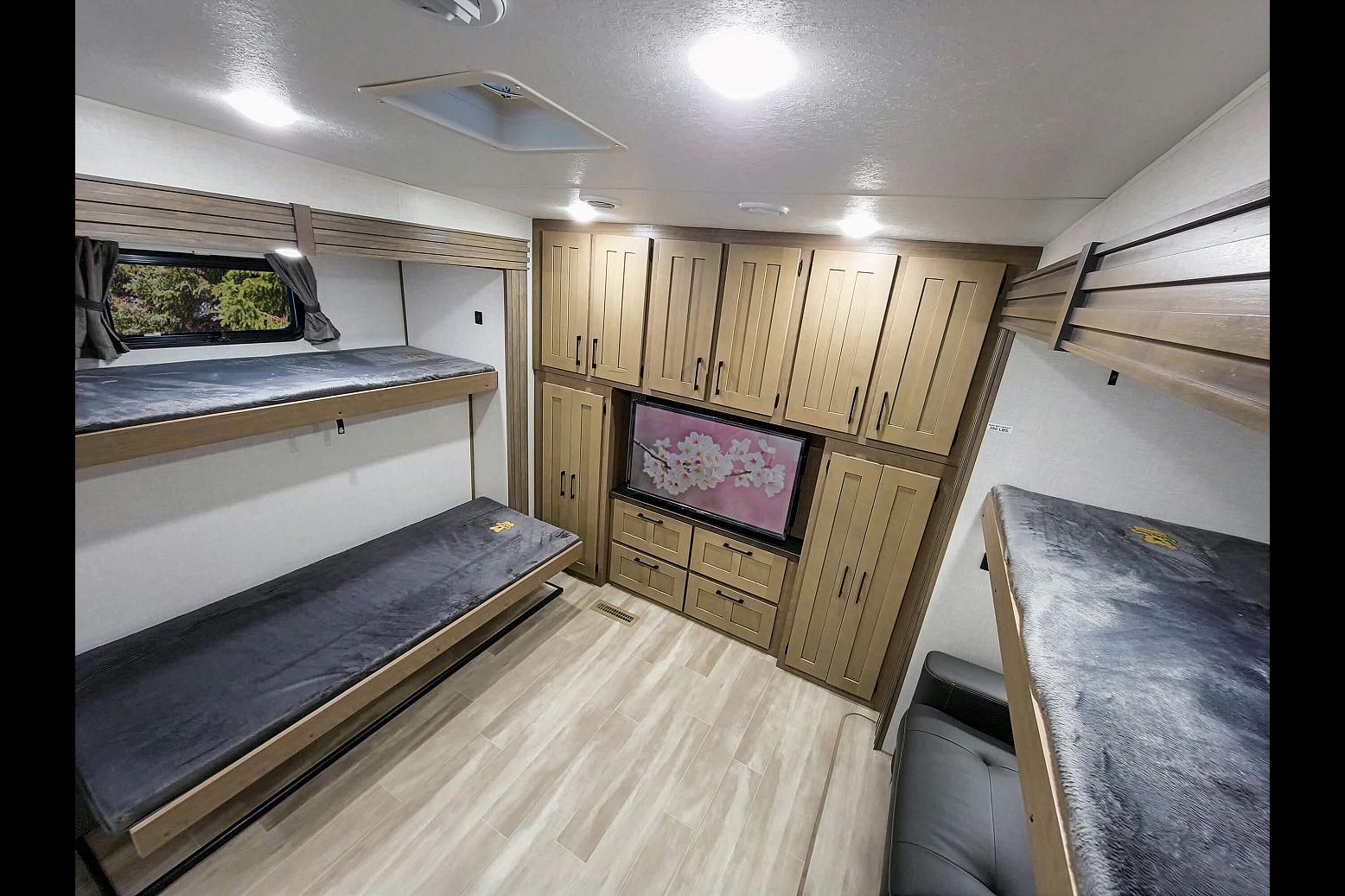 DURANGO 2 Bedrooms & 2 FULL Bath Bunkhouse w/ Outdoor Kitchen!!