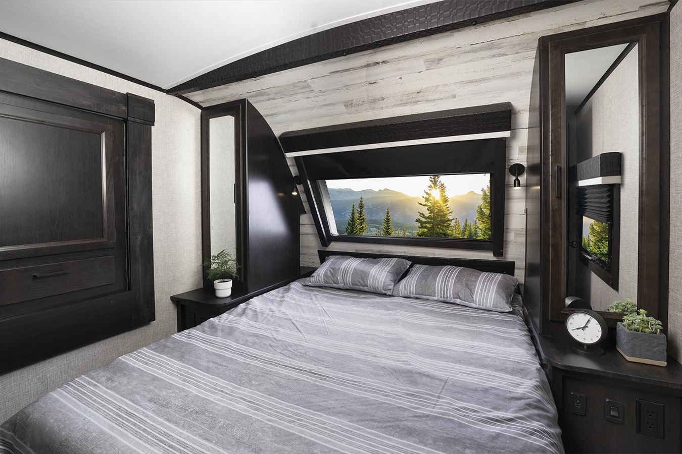[09] Stress Free RVs - 2022 XXL - Whitehawk  -Luxury Premium Bunkhouse