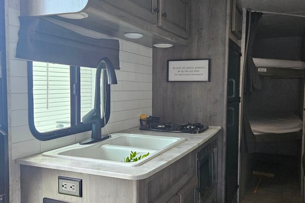 La Queen - Coachmen Apex Nano