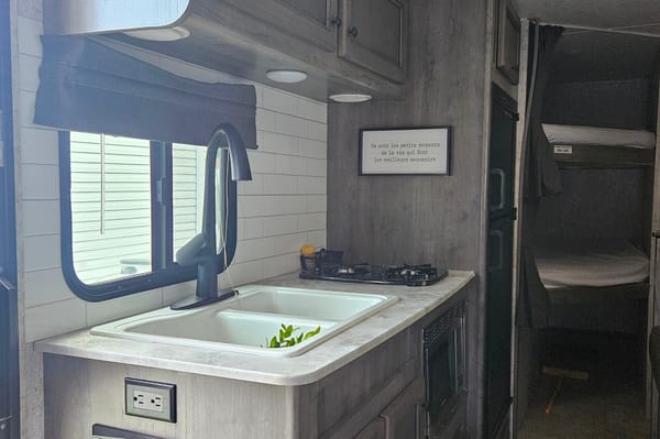 La Queen - Coachmen Apex Nano