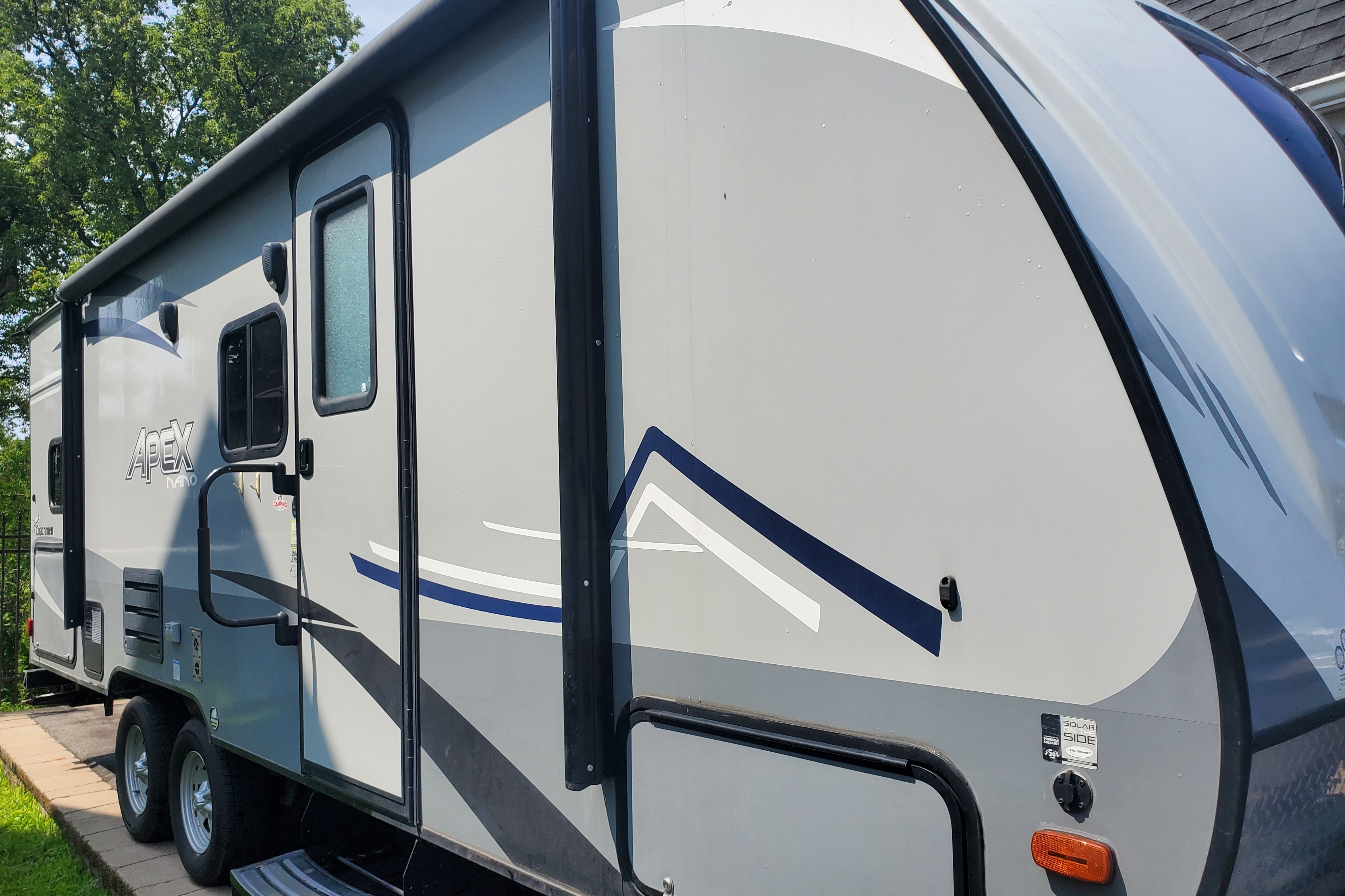 La Queen - Coachmen Apex Nano