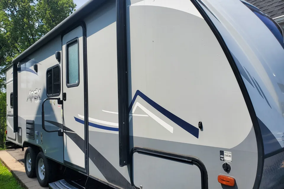 La Queen - Coachmen Apex Nano