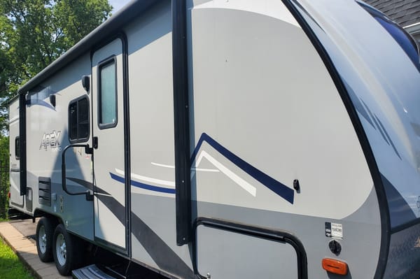 La Queen - Coachmen Apex Nano