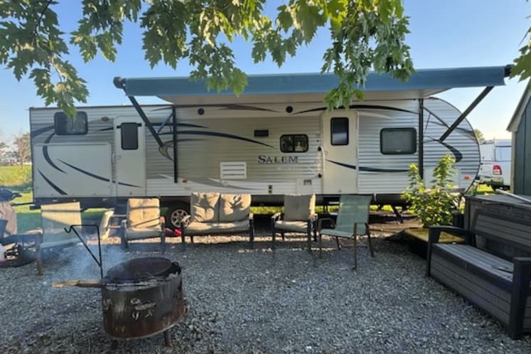 Travel Trailer w/ Outdoor Kitchen & 2 Slideouts