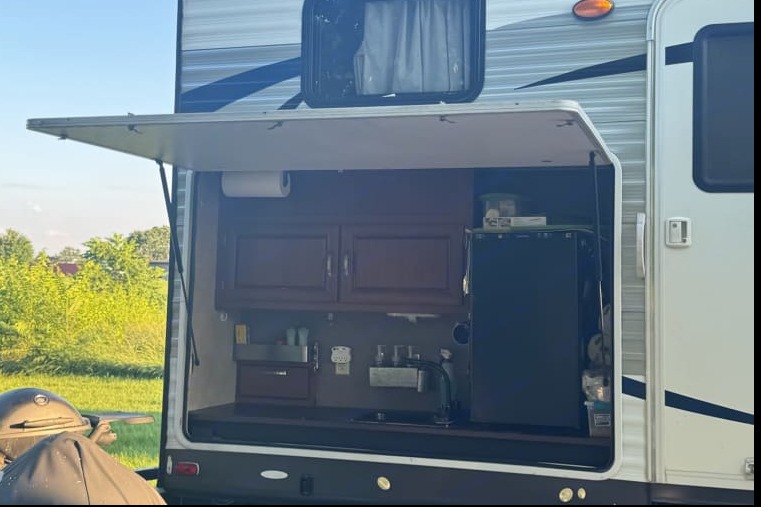 Travel Trailer w/ Outdoor Kitchen & 2 Slideouts