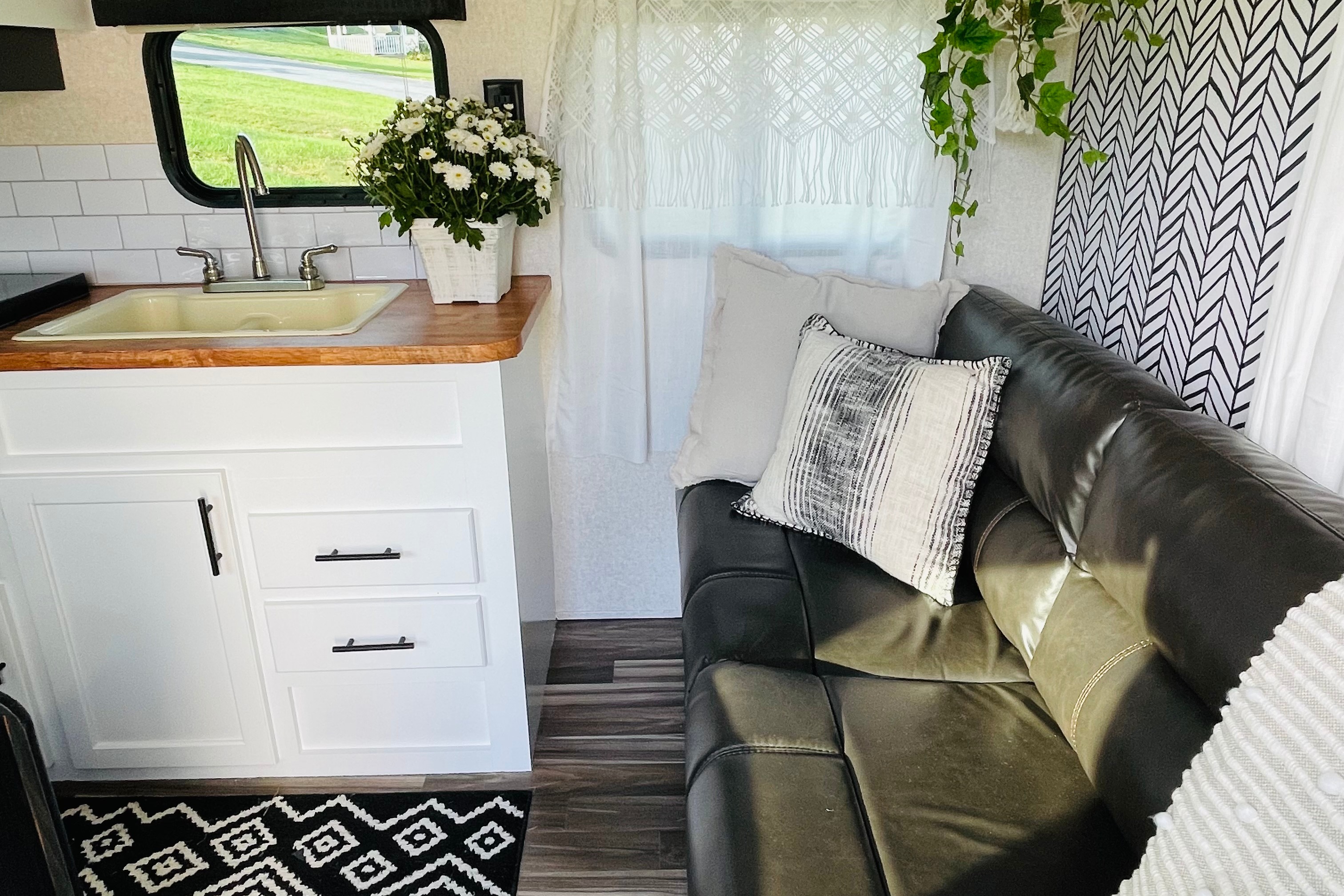 ALANI - PET FRIENDLY.  2017 Jayco Flight Travel Trailer.  