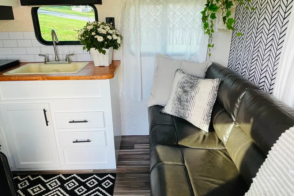ALANI - PET FRIENDLY.  2017 Jayco Flight Travel Trailer.  