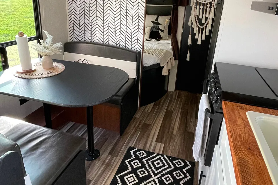ALANI - PET FRIENDLY.  2017 Jayco Flight Travel Trailer.  