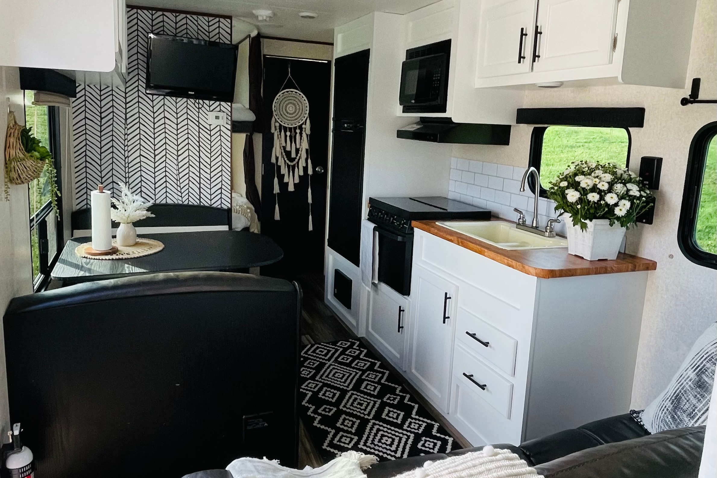 ALANI - PET FRIENDLY.  2017 Jayco Flight Travel Trailer.  
