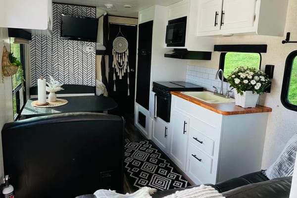 ALANI - PET FRIENDLY. 2017 Jayco Flight Travel Trailer.