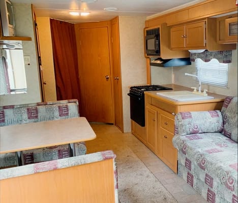 Little Heaven Family Friendly 31' Holiday Trailer