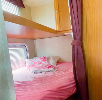 Little Heaven Family Friendly 31' Holiday Trailer
