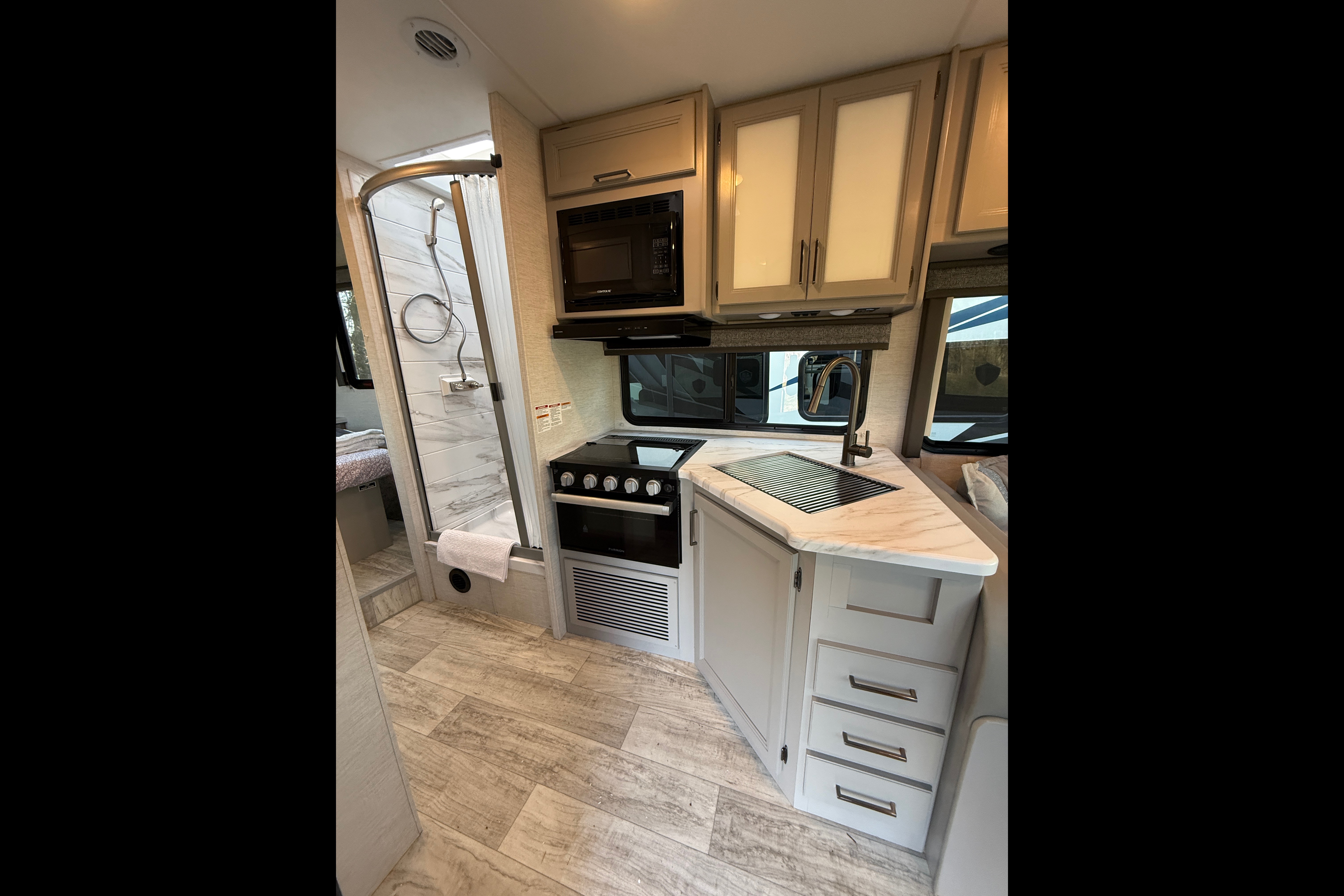 Brand new 2026 Thor Chateau 30ft. with free private shuttle -Sophia