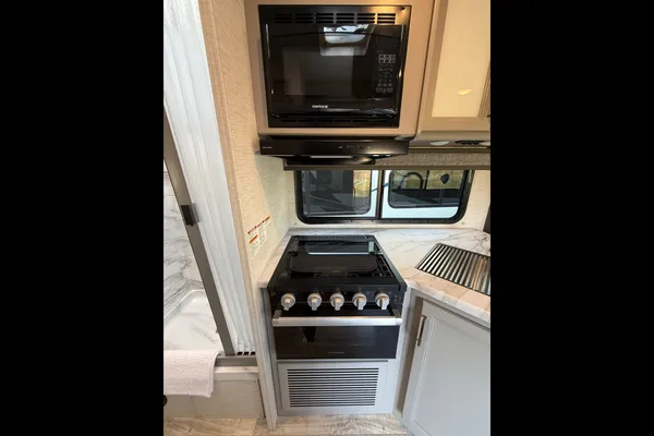 Brand new 2026 Thor Chateau 30ft. with free private shuttle -Sophia