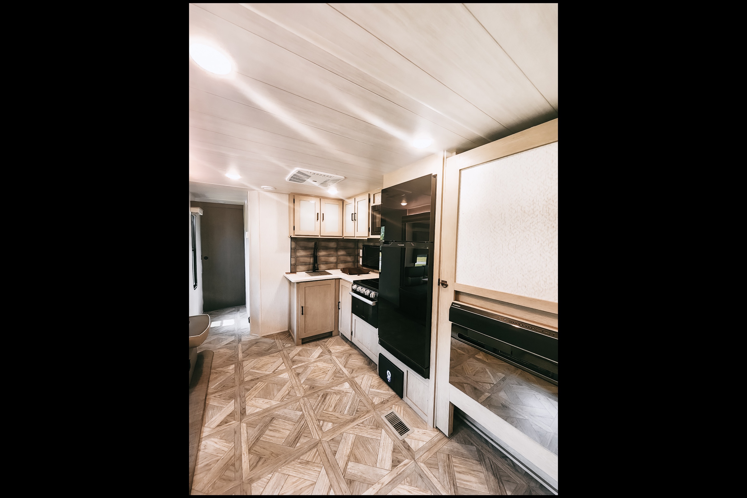 Luxurious 2023  2BR 1-1/2 Bath Trailer