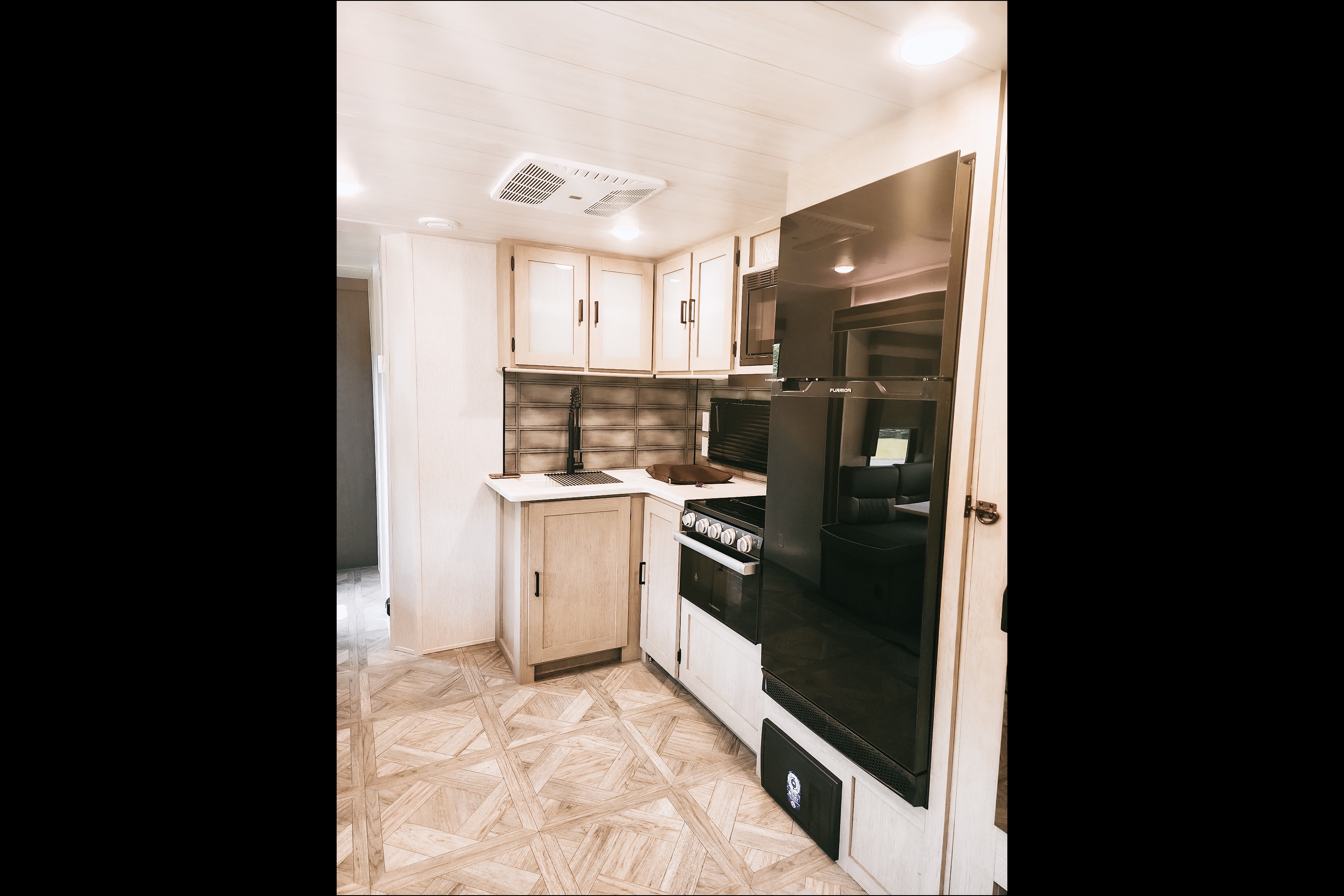 Luxurious 2023  2BR 1-1/2 Bath Trailer