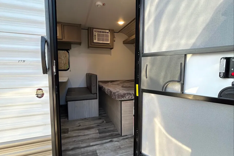 2024 COLEMAN LANTERN LT 17B Travel Trailer