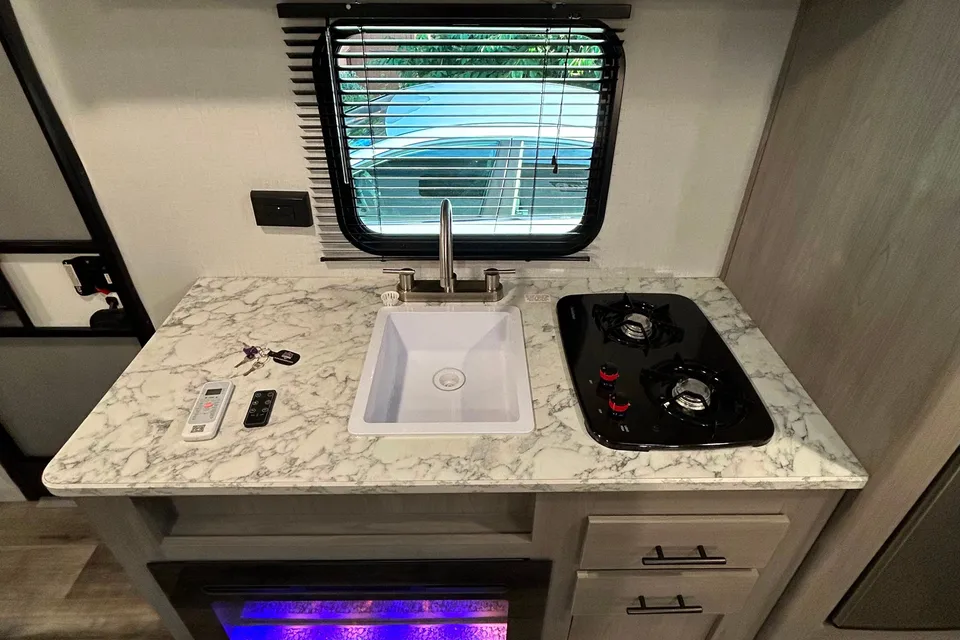 2024 COLEMAN LANTERN LT 17B Travel Trailer