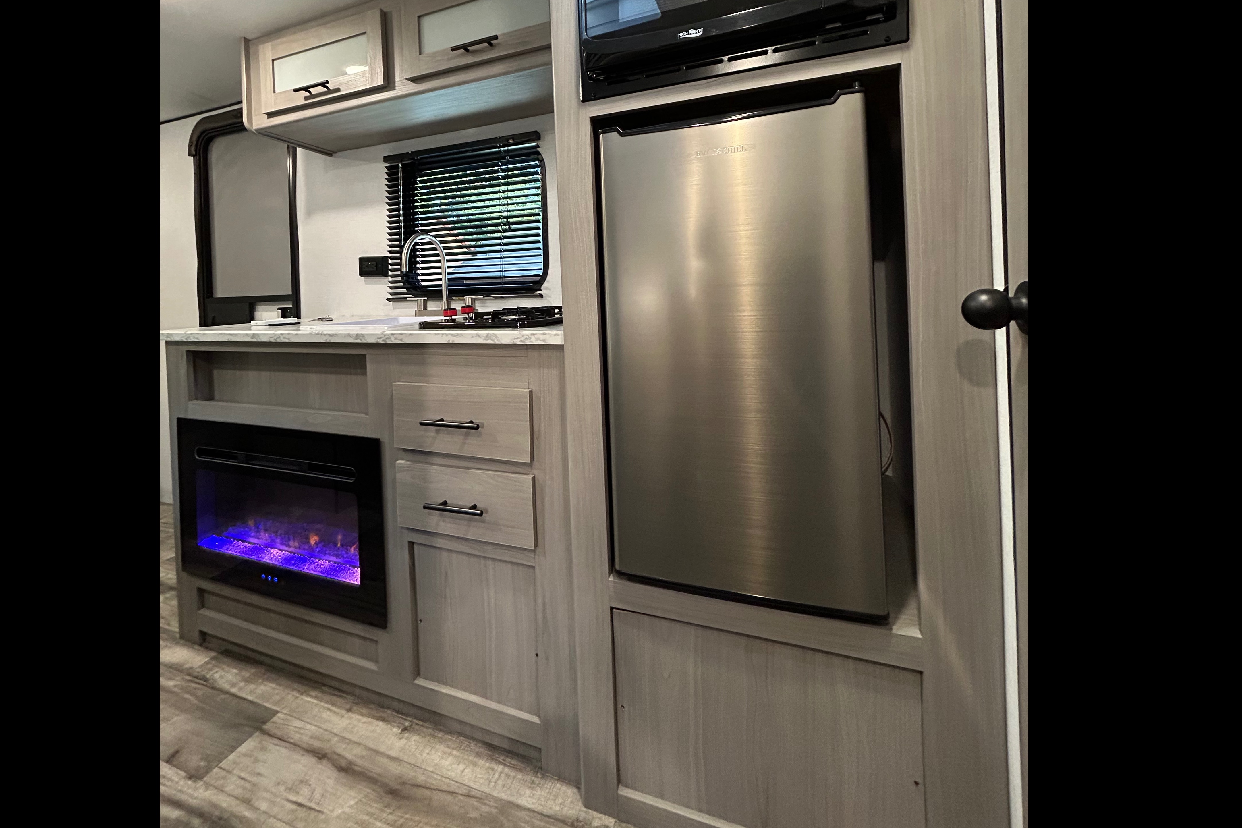 2024 COLEMAN LANTERN LT 17B Travel Trailer