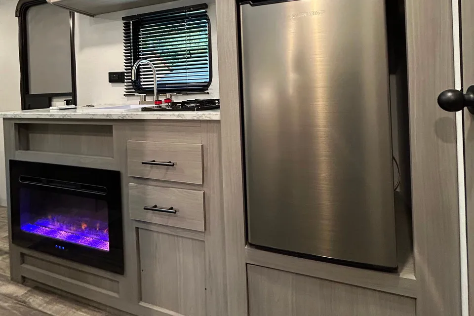 2024 COLEMAN LANTERN LT 17B Travel Trailer