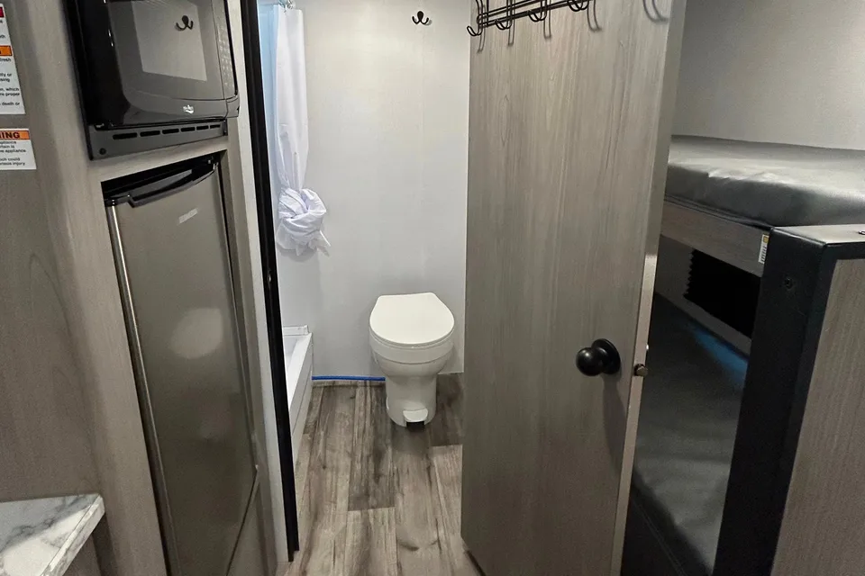 2024 COLEMAN LANTERN LT 17B Travel Trailer