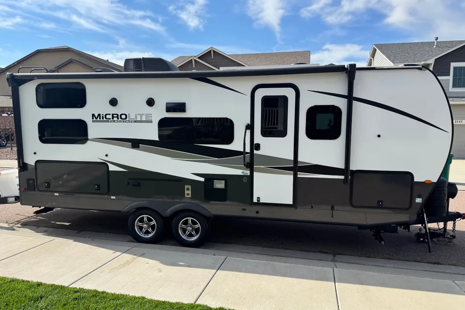 Like New Family Bunkhouse. Solar, Big Battery, Outdoor Grill & Free Extra