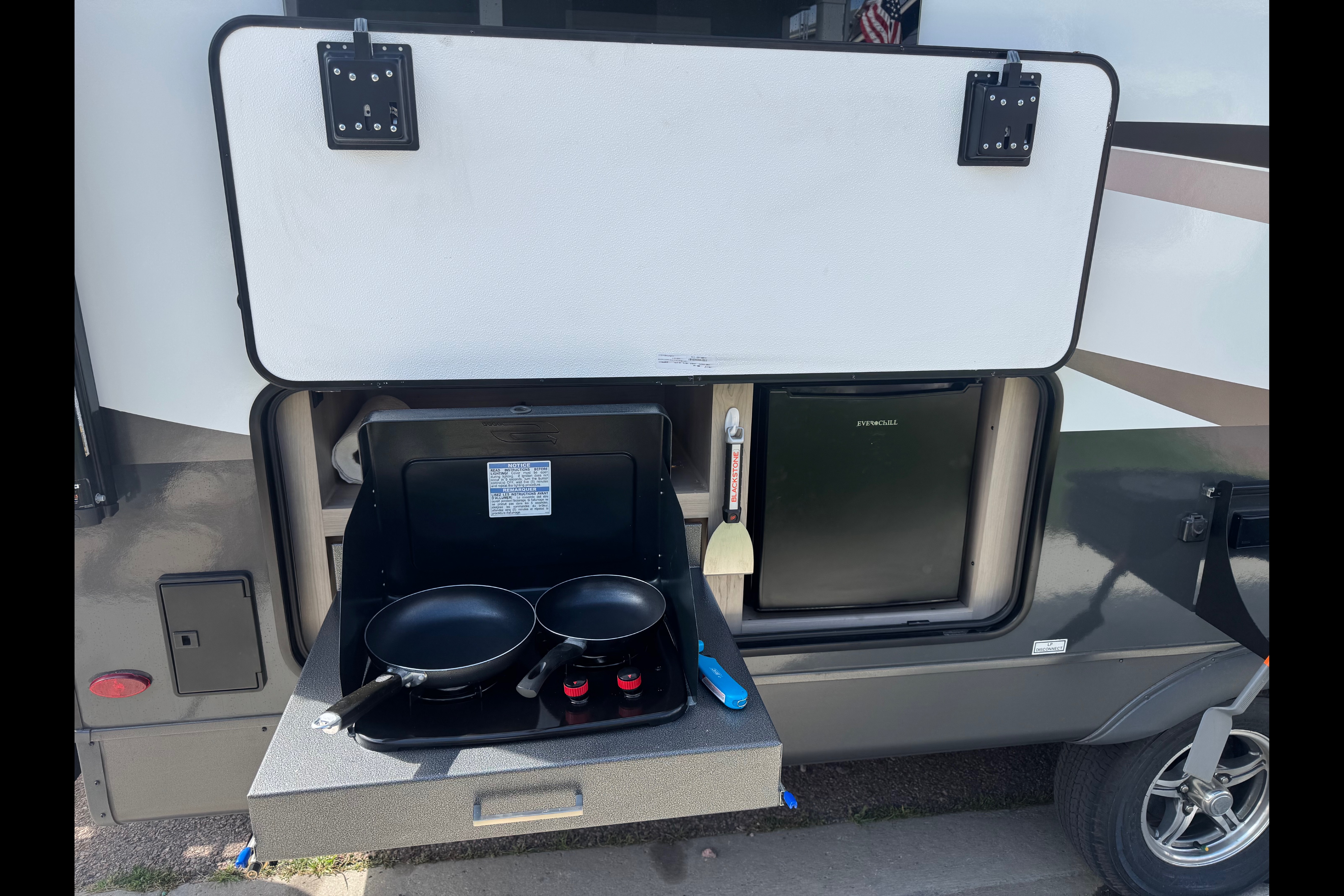 Like New Family Bunkhouse. Solar, Big Battery, Outdoor Grill & Free Extra