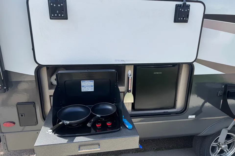 Like New Family Bunkhouse. Solar, Big Battery, Outdoor Grill & Free Extra