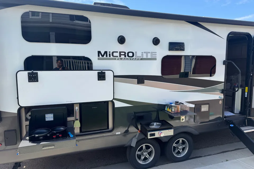 Like New Family Bunkhouse. Solar, Big Battery, Outdoor Grill & Free Extra
