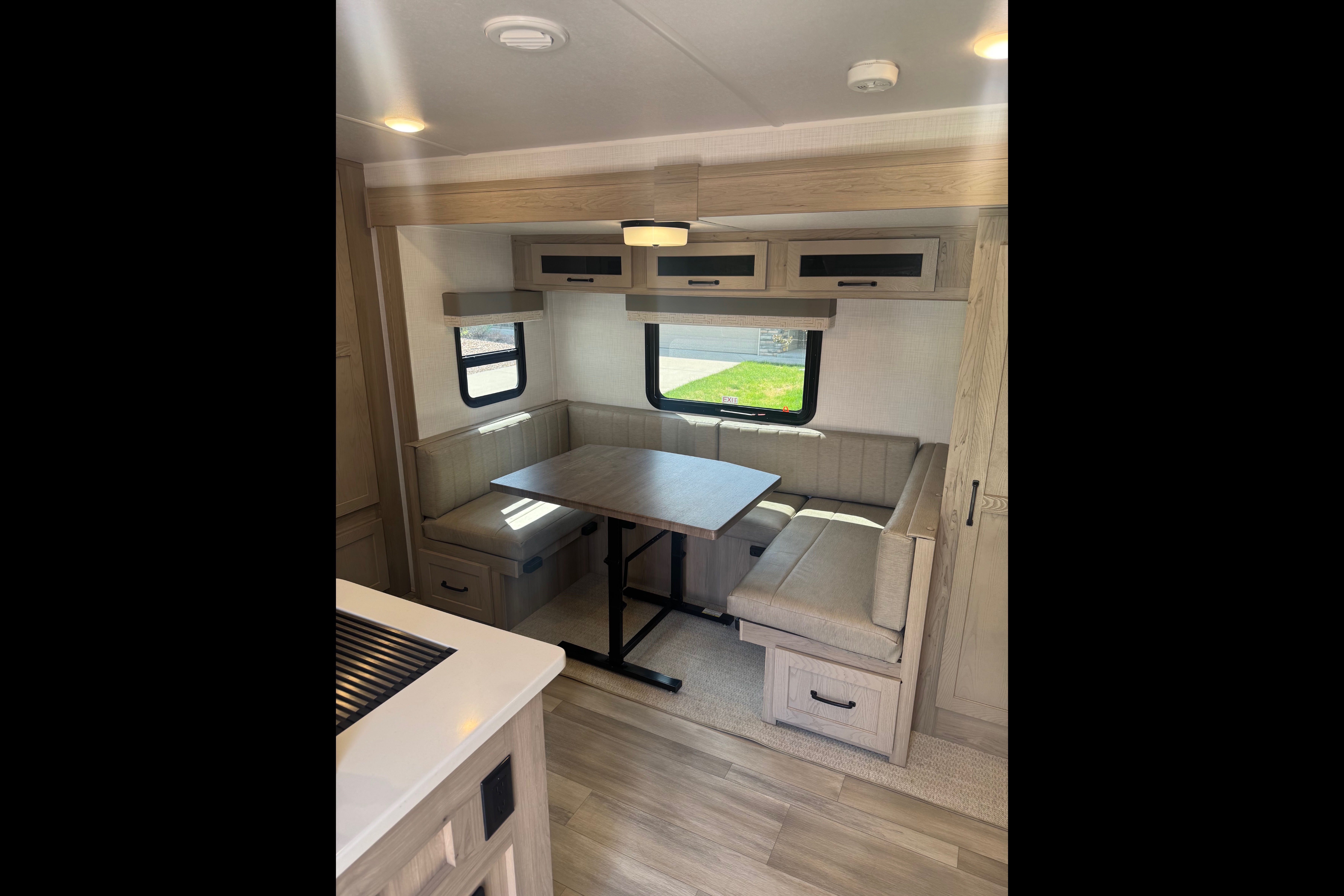 Like New Family Bunkhouse. Solar, Big Battery, Outdoor Grill & Free Extra