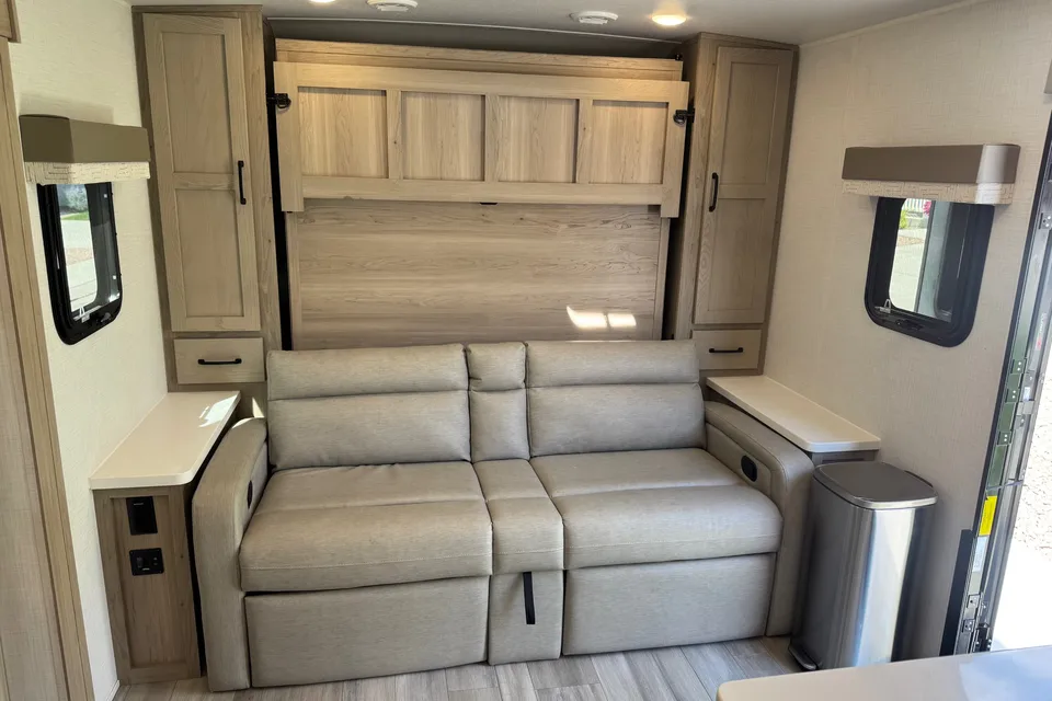 Like New Family Bunkhouse. Solar, Big Battery, Outdoor Grill & Free Extra