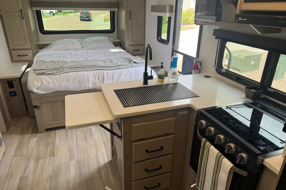 Like New Family Bunkhouse. Solar, Big Battery, Outdoor Grill & Free Extra