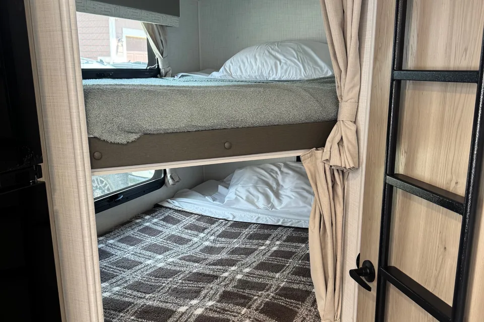 Like New Family Bunkhouse. Solar, Big Battery, Outdoor Grill & Free Extra