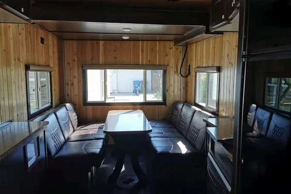 Yetti sleeps 7-10· Four-Season House + Starlink · Delivery from Calgary