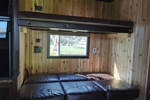Yetti sleeps 7-10· Four-Season House + Starlink · Delivery from Calgary