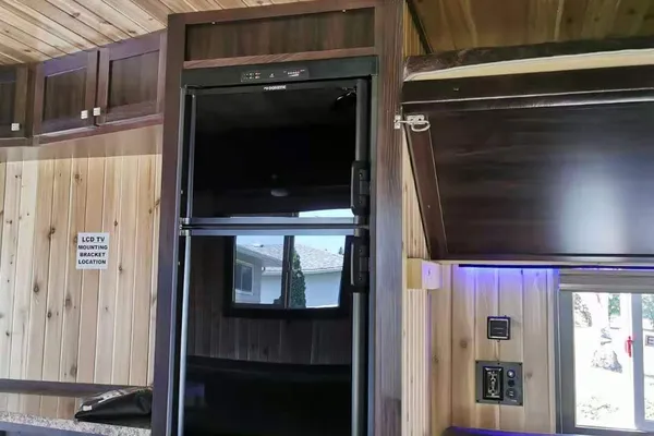Yetti sleeps 7-10· Four-Season House + Starlink · Delivery from Calgary