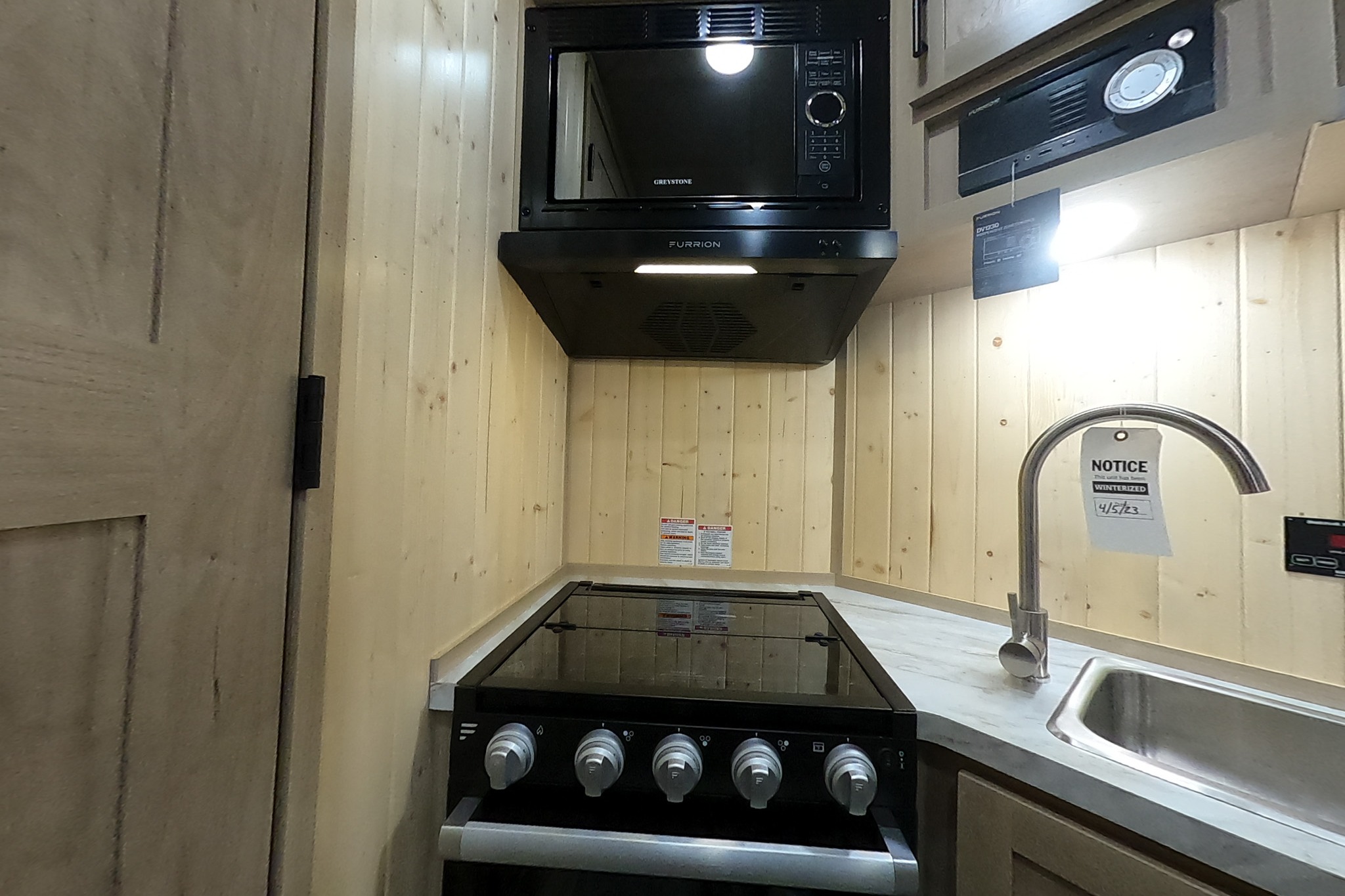 Yetti sleeps 7-10· Four-Season House + Starlink · Delivery from Calgary
