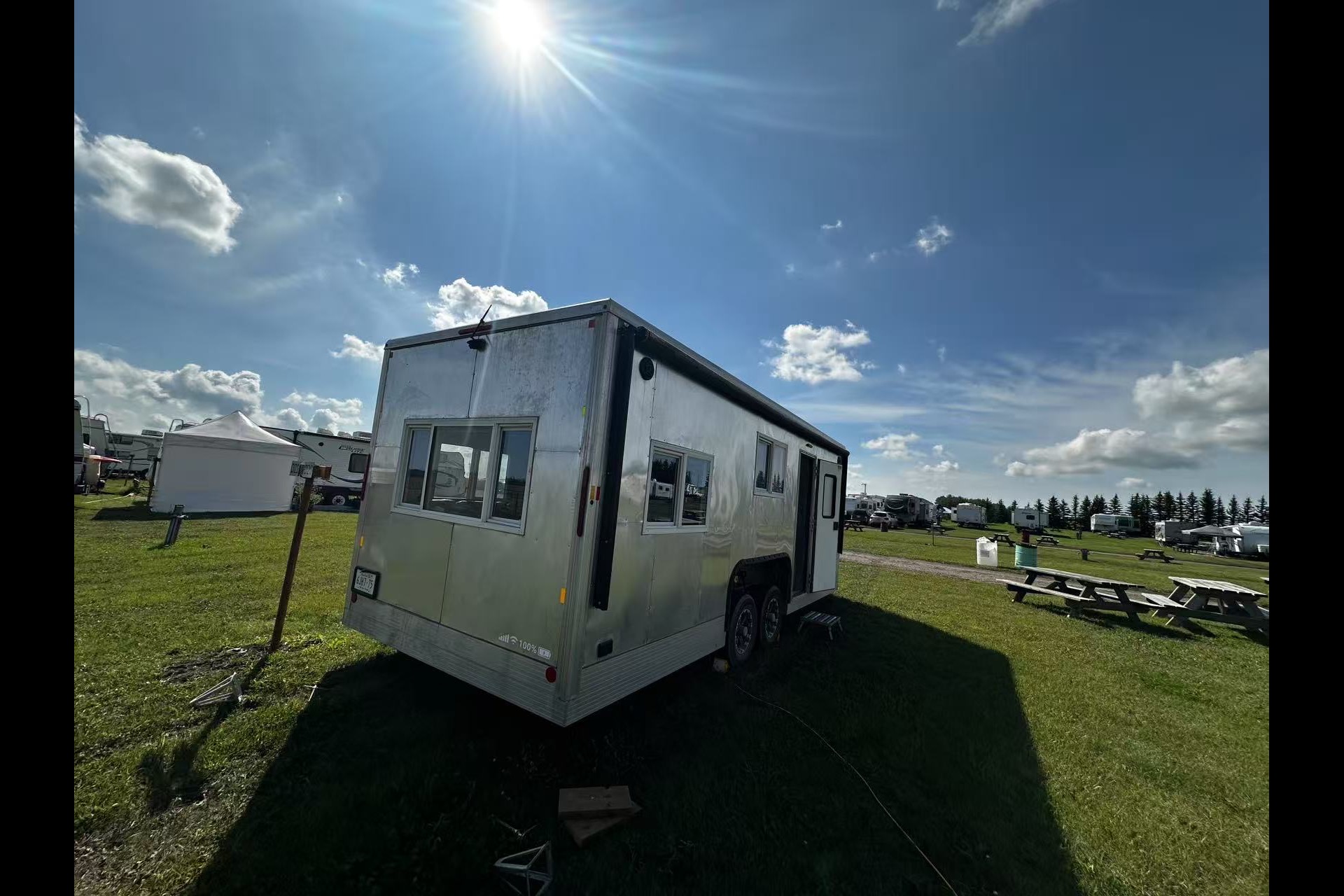 Yetti sleeps 7-10· Four-Season House + Starlink · Delivery from Calgary