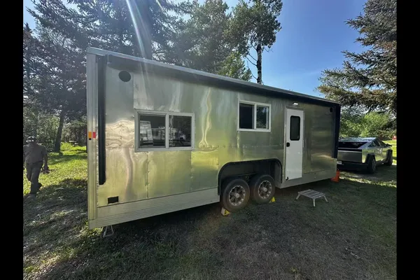 Yetti sleeps 7-10· Four-Season House + Starlink · Delivery from Calgary