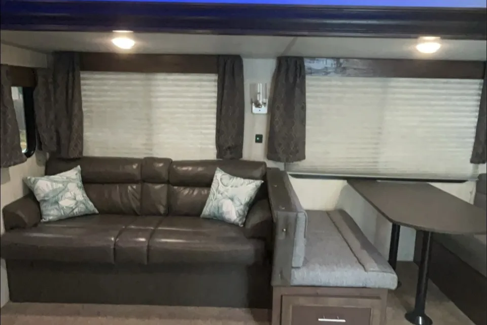 2019Forest River Cherokee 274VFK Sleeps 6!