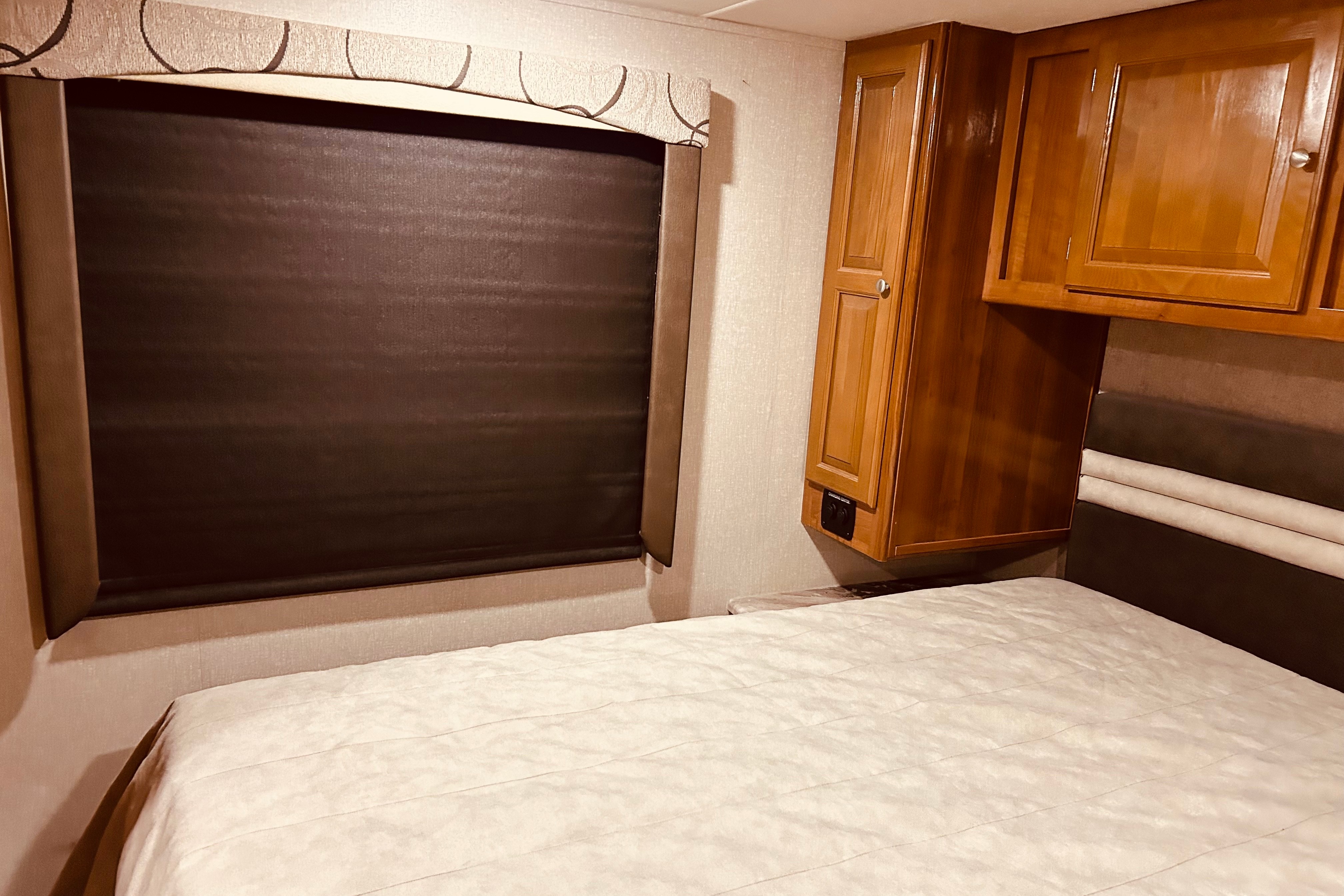 Cozy, Spacious, Wallet-Friendly Getaway + Lavish Amenities - 125 Miles/Day